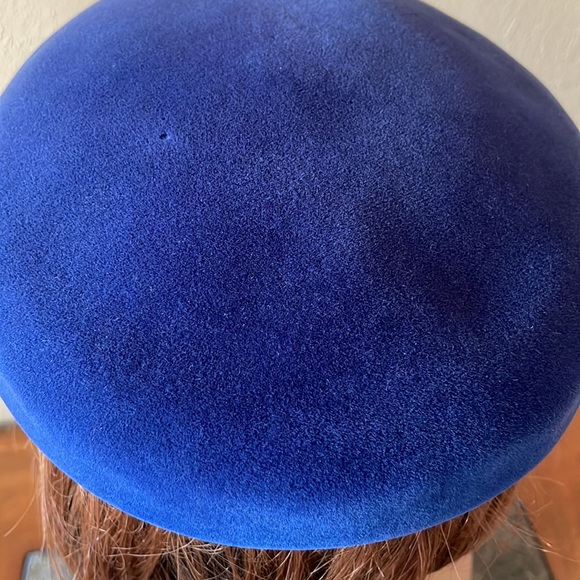 Vintage cobalt blue velour beret style hat with statement rhinestone pin - Picture 7 of 14